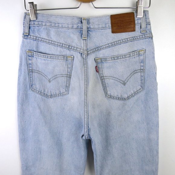 Levi's Light Wash Mom Jean Size 28 - Picture 8 of 14